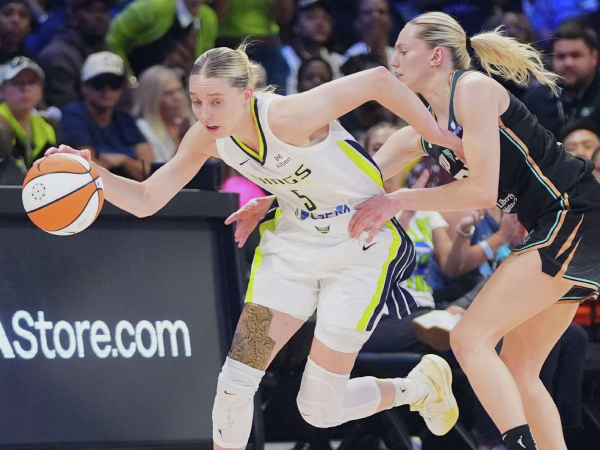Paige Bueckers (kiri) mencetak 20 poin saat Dallas Wings mengalahkan New York Liberty 92-82 pada Senin (28/7) di Arlington, Texas. (Foto: AP)