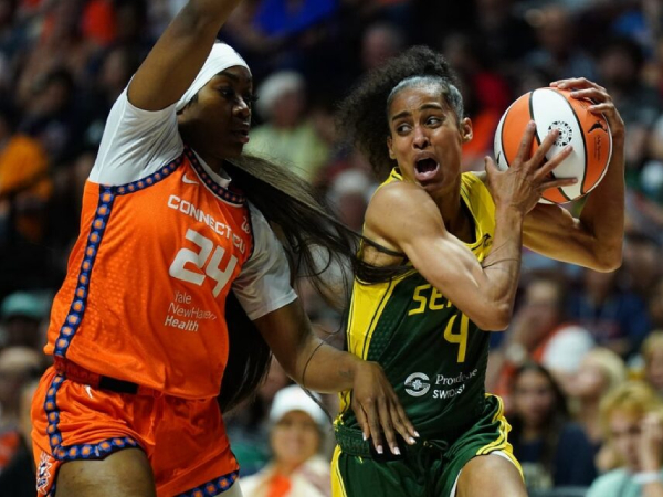 Skylar Diggins (kanan) mencatatkan triple-double saat Seattle Storm meraih kemenangan 101-85 atas Connecticut Sun pada Senin (28/7) di Uncasville, Conn. (Foto: AP)