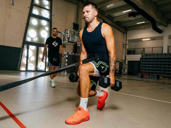 Dalam jepretan Men’s Health ini Luka Doncic terlihat sedang berlatih keras untuk meningkatkan kebugaran tubuhnya. (Foto: Men’s Health)