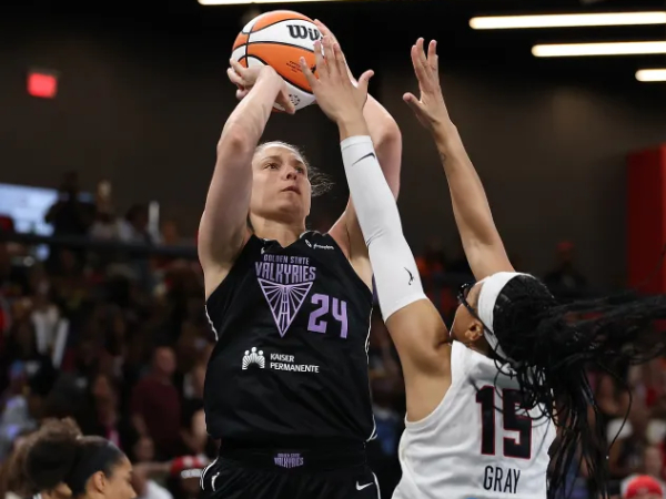 Cecilia Zandalasini (kiri) melesakkan tembakan penentu kemenangan Golden State Valkyries saat mengalahkan Atlanta Dream 77-75 pada Selasa (29/7) di College Park, Ga.
