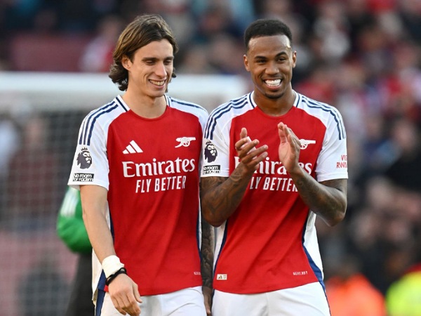 Dua bek Arsenal, Riccardo Calafiori dan Gabriel Magalhaes. (Foto: David Price/Getty Images)