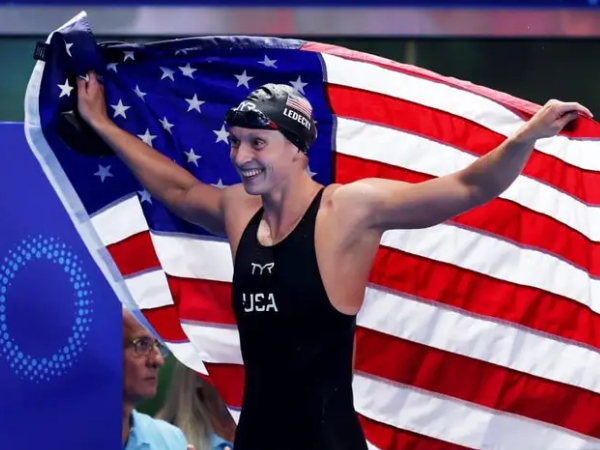Katie Ledecky melakukan selebrasi setelah memenangi nomor gaya bebas 1.500 meter putri di Kejuaraan Dunia Renang 2025. (Foto: AP)