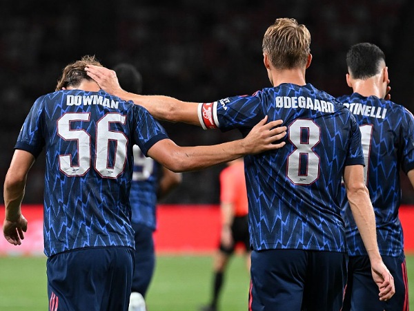 Martin Odegaard menjadi mentor bagi pemain muda Arsenal