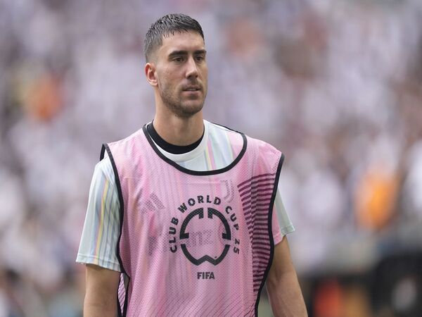 CEO Juventus yaitu Damien Comolli, mengonfirmasi jika Dusan Vlahovic masuk dalam daftar jual Si Nyonya Tua di bursa transfer musim panas kali ini / via Getty Images