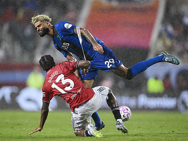 Cuaca Buruk dan Penonton Bubar Warnai Laga Bournemouth di Chicago