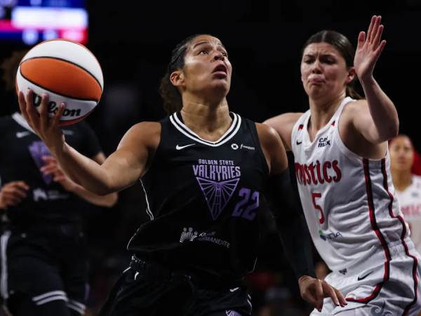 Iliana Rupert (kiri) mencetak 11 poin saat Golden State Valkyries meraih kemenangan krusial 68-67 atas Washington Mystics pada Kamis (31/7). (Foto: AP)