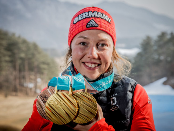 Laura Dahlmeier menjadi atlet biathlon wanita pertama yang memenangkan medali emas di kedua nomor sprint dan pursuit dalam satu Olimpiade. (Foto: AFP)
