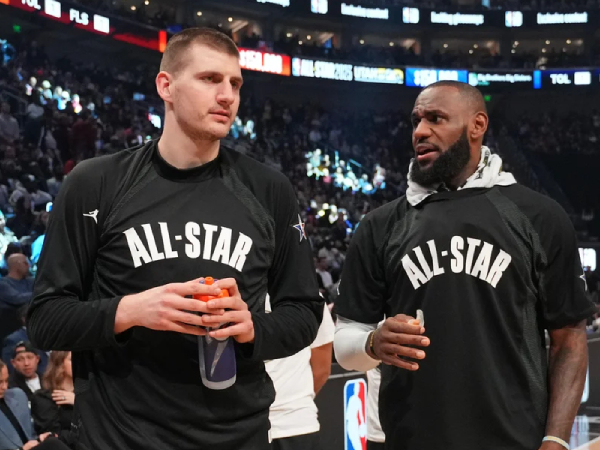 LeBron James (kanan) dan Nikola Jokic. (Foto: AP)