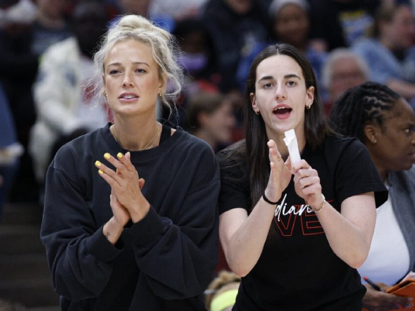 Caitlin Clark (kanan) dan Sophie Cunningham. (Foto: AP)