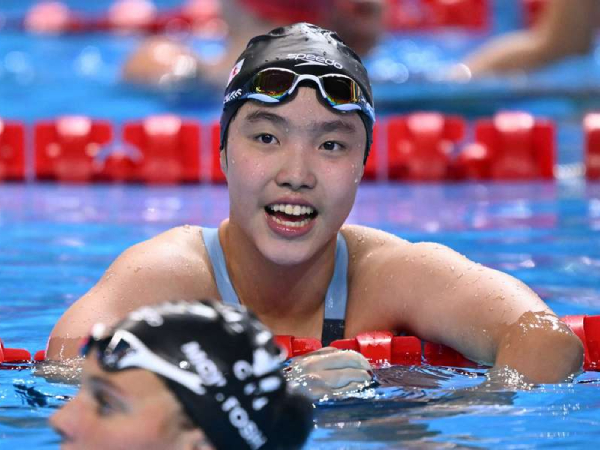 Yu Zidi meraih medali perunggu sebagai bagian dari tim estafet renang gaya bebas 4x200 meter China setelah berenang di babak penyisihan. (Foto: AP)