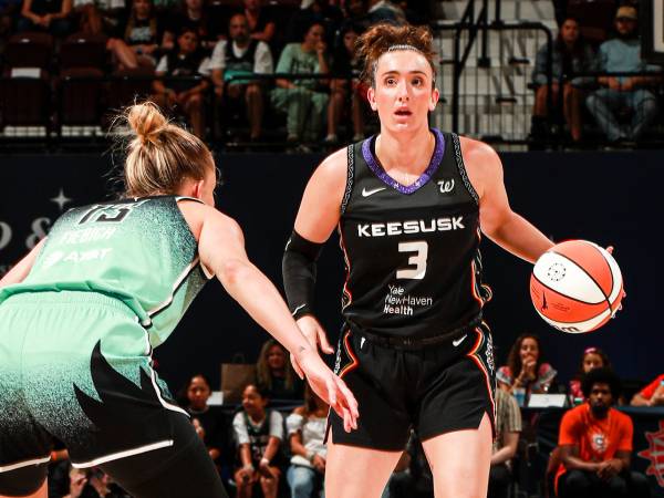 Marina Mabrey (kanan) mencetak 18 poin saat Connecticut Sun mengalahkan New York Liberty 78-62 pada Jumat (1/8) malam. (Foto: AP)