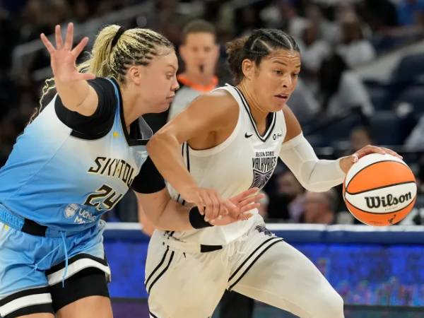 Veronica Burton (kanan) mencetak 18 poin saat Golden State Valkyries meraih kemenangan 73-66 atas Chicago Sky pada Jumat (1/8) malam. (Foto: AP)