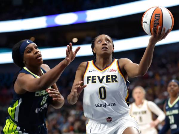 Kelsey Mitchell (kanan) mencetak 23 poin saat Indiana Fever mengalahkan Dallas Wings 88-78 pada Jumat (1/8) malam. (Foto: AP)