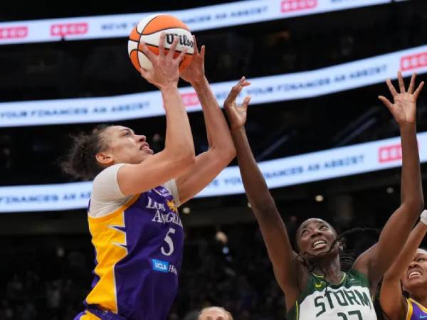 Dearica Hamby (kiri) melesakkan tembakan penentu kemenangan saat Los Angeles Sparks menang 108-106 atas Seattle Storm dalam dua OT pada Jumat (1/8) malam. (Foto: AP)