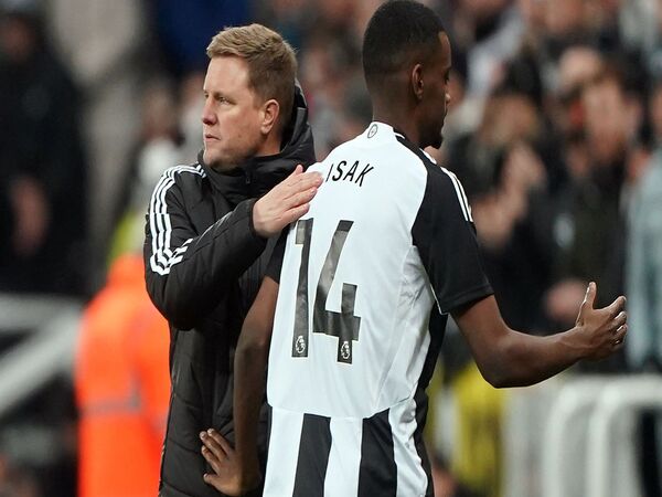 Manajer Newcastle United, Eddie Howe, buka suara soal keputusan klubnya yang baru saja menolak tawaran Liverpool senilai Rp 2,6 triliun untuk Alexander Isak / via Getty Images
