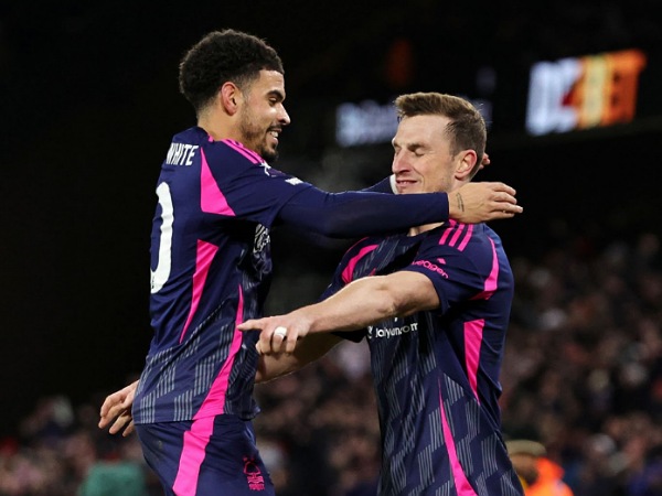Morgan Gibbs-White dan Chris Wood
