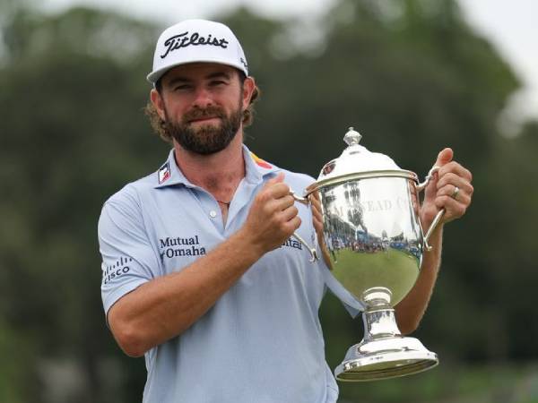 Cameron Young berpose dengan trofi Wyndham Championship. (Foto: Golf Digest)