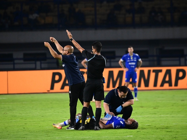 Striker Persib, Ramon Tanque ketika mendapat perawatan akibat cedera