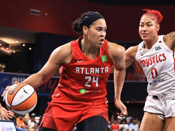Brionna Jones (kiri) mencetak 23 poin saat Atlanta Dream menghentikan tim tamu Washington Mystics 99-83 pada hari Minggu (3/8). (Foto: AP)