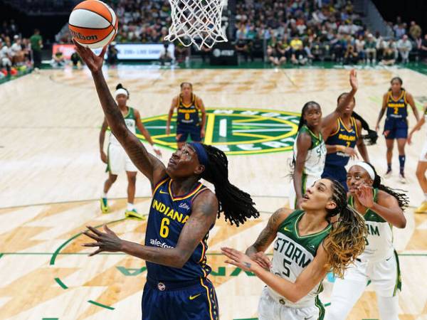 Natasha Howard (kiri) mencetak 21 poin saat Indiana Fever meraih kemenangan 78-74 atas Seattle Storm pada hari Minggu (3/8). (Foto: AP)