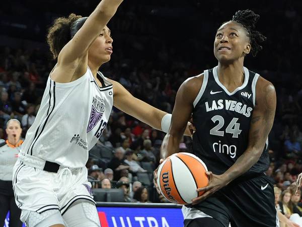 Jewell Loyd (kanan) mencetak 27 poin saat Las Vegas Aces mengalahkan tim tamu Golden State Valkyries 101-77 pada hari Minggu (3/8). (Foto: AP)