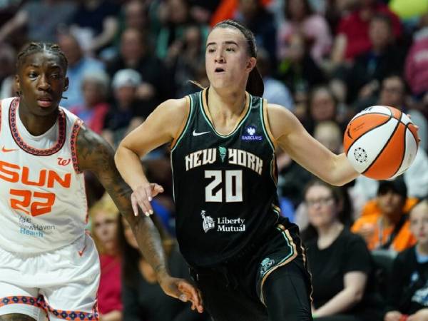 Sabrina Ionescu (kanan) mencetak 36 poin saat tim tamu New York Liberty meraih kemenangan 87-78 atas Connecticut Sun pada hari Minggu (3/8). (Foto: AP)