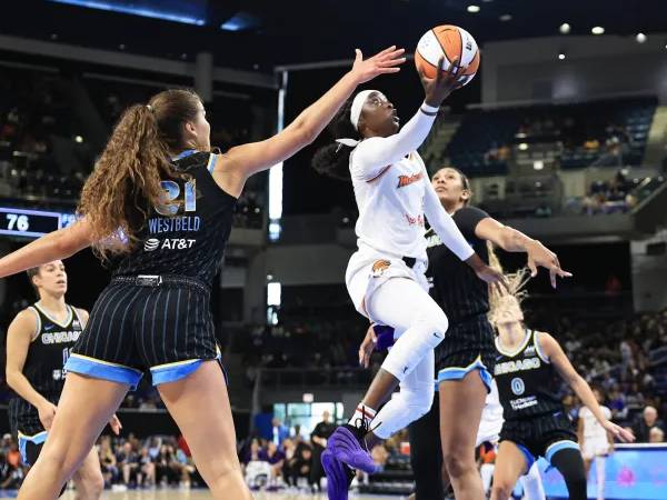 Kahleah Copper (tengah) mencetak 25 poin saat Phoenix Mercury meraih kemenangan 83-67 atas Chicago Sky pada hari Minggu (3/8). (Foto: AP)