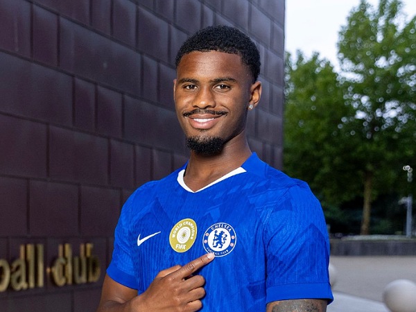 Bek baru Chelsea, Jorrel Hato