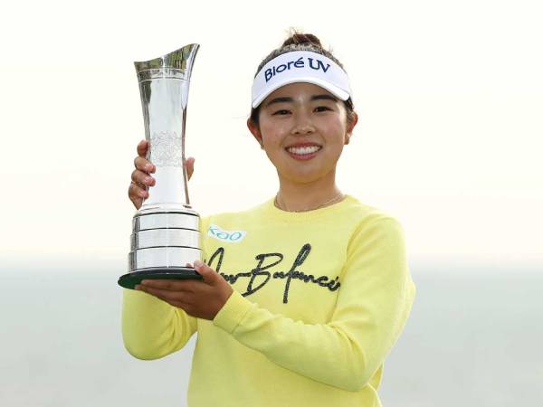 Miyu Yamashita berpose dengan trofi Women's Open. (Foto: Golf Digest)