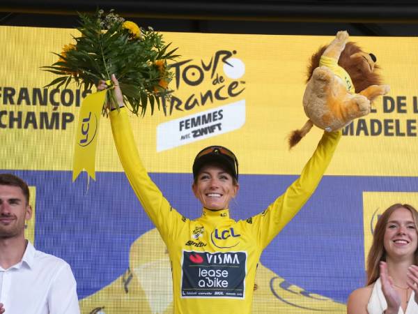 Pauline Ferrand-Prévôt melakukan selebrasi di atas podium setelah memastikan gelar juara Tour de France putri 2025. (Foto: AFP)