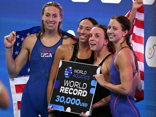 Regan Smith, Kate Douglas, Gretchen Walsh, dan Torri Huske melakukan selebrsi setelah memecahkan rekor dunia. (Foto: AP)