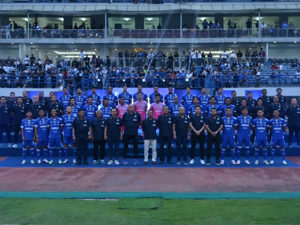 Pemain, pelatih, official dan manajemen Persib di acara launching tim bertajuk Pesta Biru