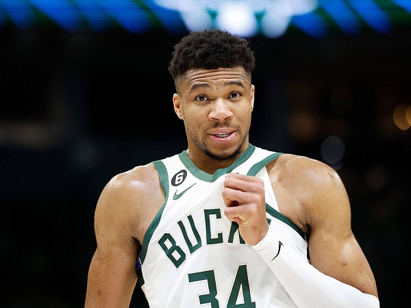 Giannis Antetokounmpo berpikir keras dalam mengambil keputusan terkait masa depan.