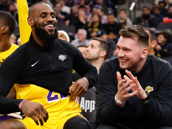 LeBron James (kiri) dan Luka Doncic. (Foto: AP)