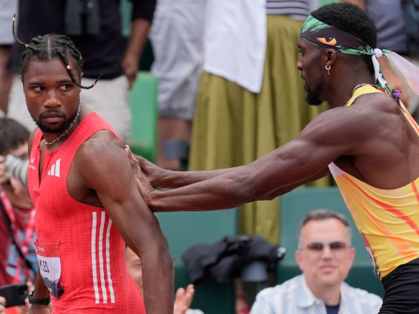 Kenny Bednarek (kanan) mendorong Noah Lyles dari belakang usia lomba lari 200 meter. (Foto: AP)
