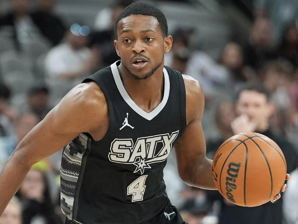 De’Aaron Fox tampil dalam 17 pertandingan untuk San Antonio setelah pertukaran, dengan rata-rata 19,7 poin dan 6,8 assist. (Foto: AP)