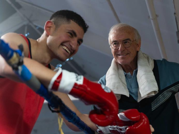 Amir El-Masry (kiri) memerankan Prince Naseem Hamed dan Pierce Brosnan memerankan sang pelatih Brendan Ingle. (Foto: Fight TV)
