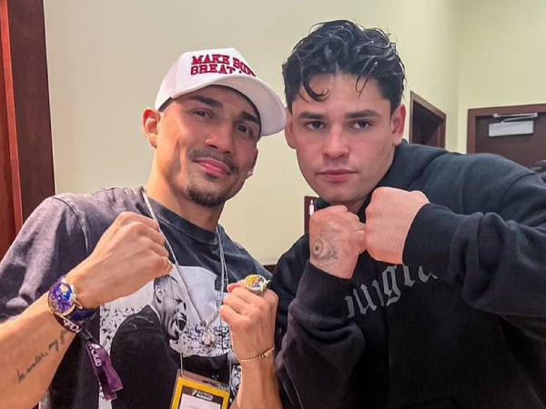 Ryan Garcia (kanan) berpose dengan Teofimo Lopez. (Foto: Fight TV)