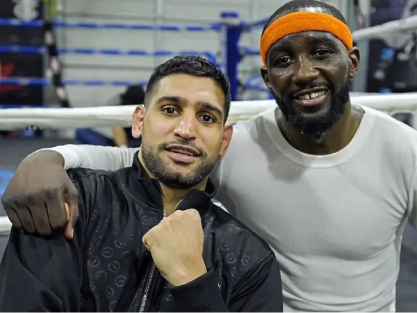 Amir Khan (kiri) berpose dengan Terence Crawford. (Foto: Fight TV)