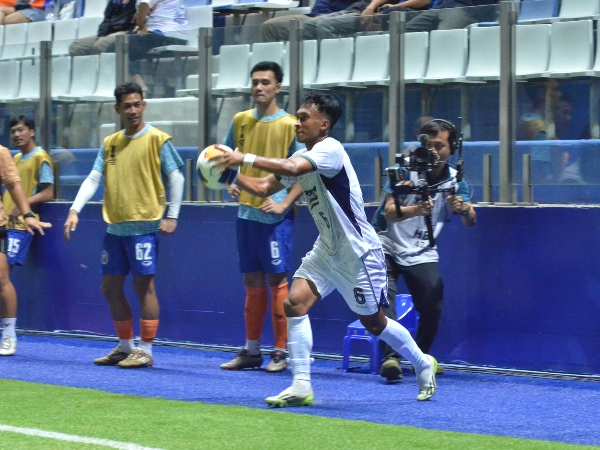Pelatih Persib beri tantangan untuk kedua pelempar jarak jauhnya