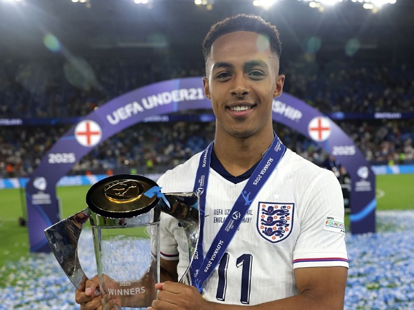Chelsea menjual Omari Hutchinson ke Ipswich Town tahun lalu