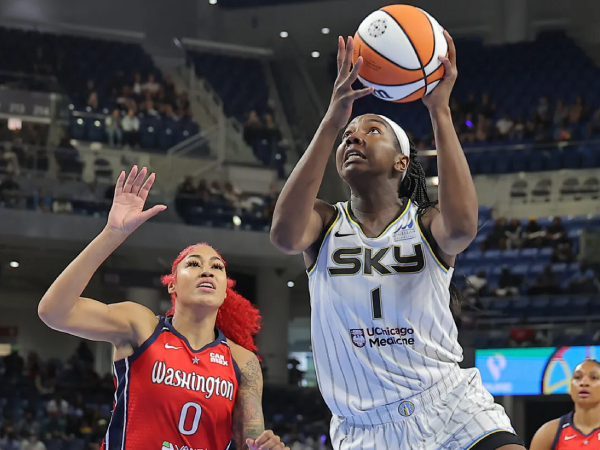 Elizabeth Williams (kanan) mencetak 18 poin saat Chicago Sky meraih kemenangan 78-64 atas Washington Mystics pada Selasa (5/8) malam. (Foto: AP)
