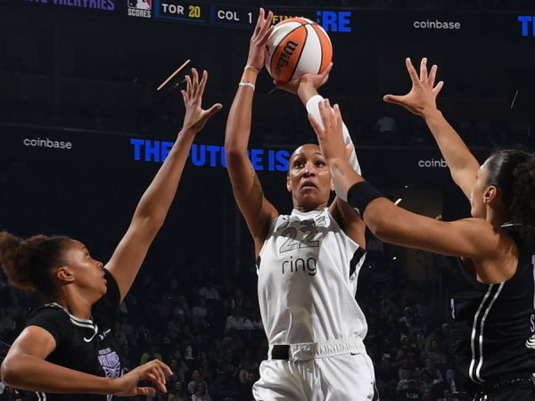 A’ja Wilson (tengah) mencetak 27 poin saat Las Vegas Aces mengalahkan Golden State Valkyries 78-72 pada Rabu (6/8) malam. (Foto: AP)