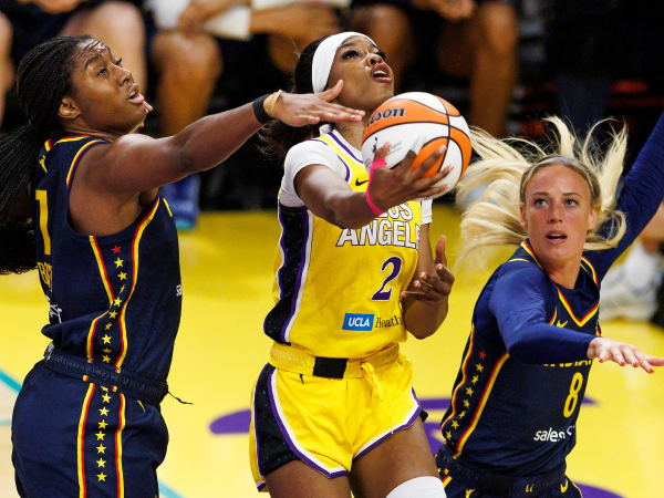 Rickea Jackson (tengah) mencetak 25 poin saat tuan rumah Los Angeles Sparks mengalahkan Indiana Fever 100-91 pada Selasa (5/8) malam. (Foto: AP)