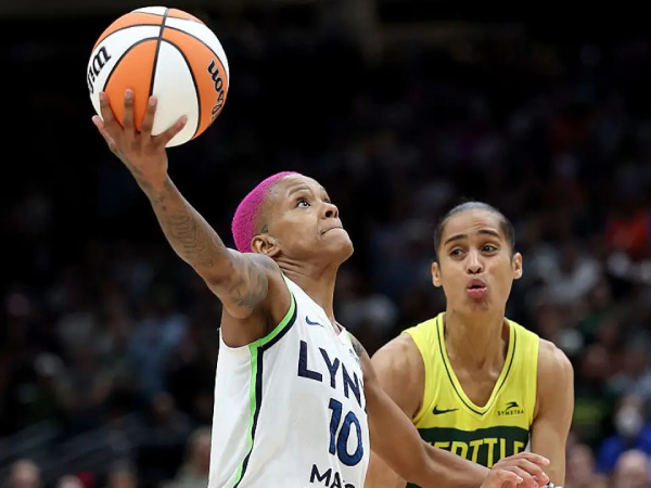 Courtney Williams (kiri) mencetak 20 poin saat Minnesota Lynx meraih kemenangan 91-87 atas tuan rumah Seattle Storm pada Selasa (5/8) malam. (Foto: AP)