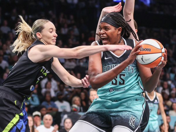 Jonquel Jones (kanan) mencetak 15 poin saat New York Liberty meraih kemenangan 85-76 atas Dallas Wings pada Selasa (5/8) malam. (Foto: AP)