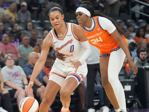 Satou Sabally (kiri) mencetak 23 poin saat Phoenix Mercury mengalahkan tim tamu Connecticut Sun 82-66 pada Selasa (5/8) malam. (Foto: AP)
