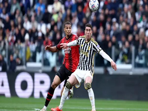 Pelatih kawakan Italia yakni Fabio Capello, menyarankan AC Milan untuk merekrut Dusan Vlahovic jika ingin bersaing memperebutkan titel Scudetto Serie A musim depan / via Getty Images