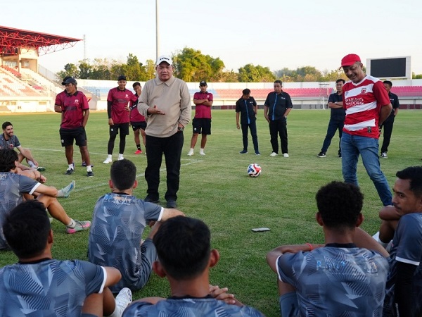 Presiden klub Madura United, Achsanul Qosasi menyambangi latihan timnya