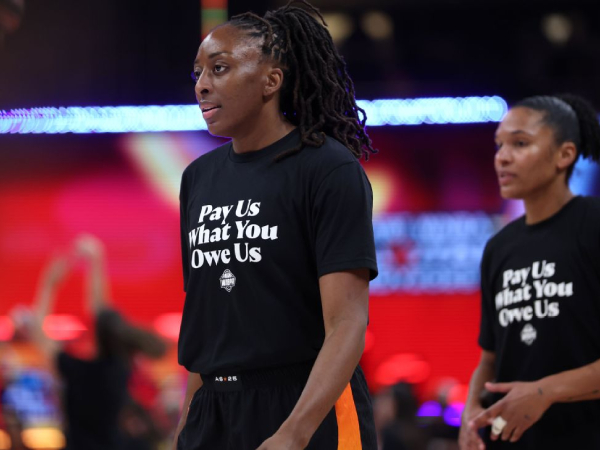 Di All-Star Weekend, para pemain mengenakan kaos “Bayar Kami Apa yang Menjadi Utang Anda” dan mengungkapkan frustrasi atas pembicaraan CBA yang macet. (Foto: AP)